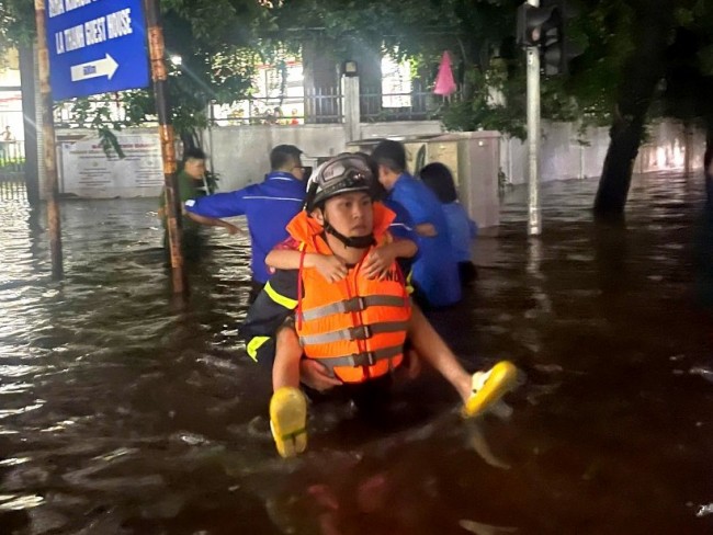 Cảnh sát PCCC Thủ đô hỗ trợ người dân vượt qua mưa bão
