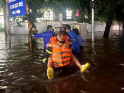 Cảnh sát PCCC Thủ đô hỗ trợ người dân vượt qua mưa bão