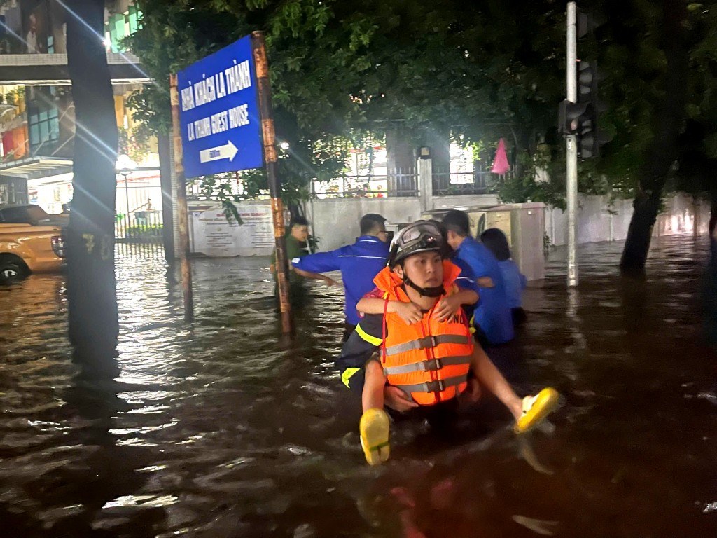 Hà Nội nỗ lực giảm thiểu thiệt hại do bão số 10 gây ra