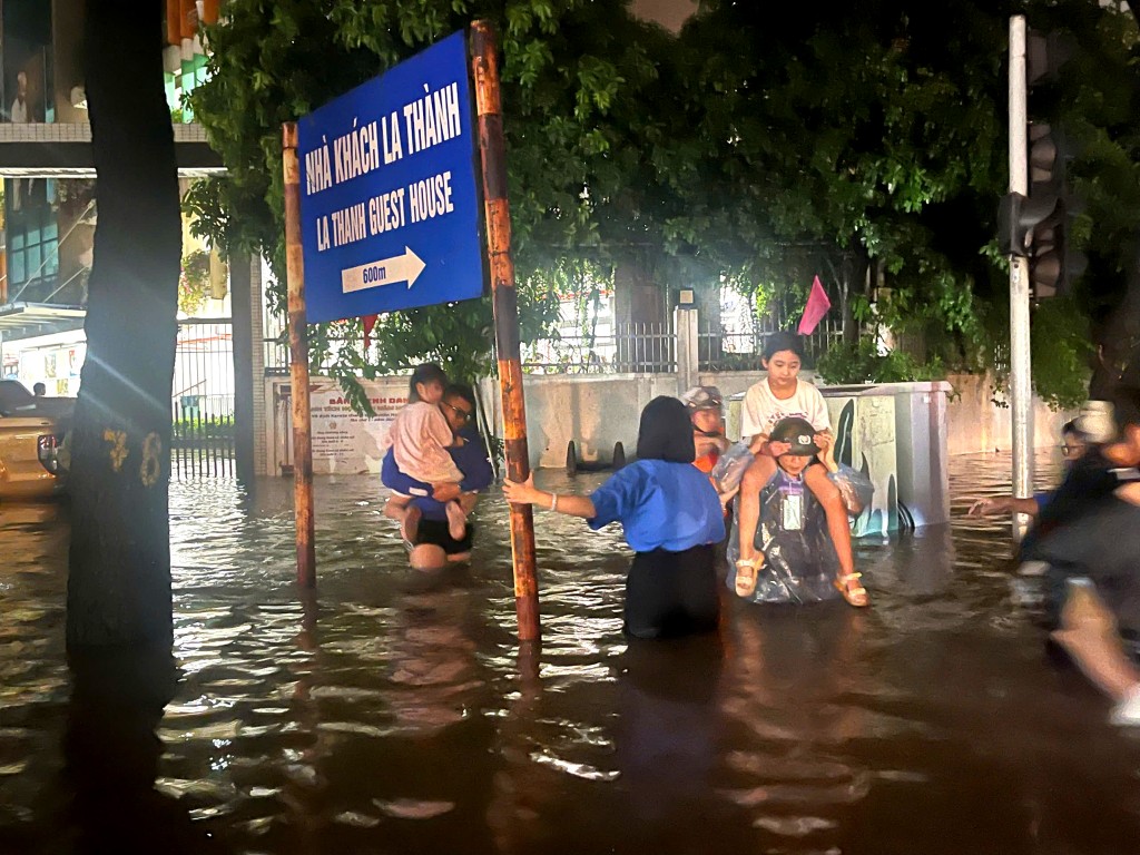 Cán bộ, chiến sỹ Cảnh sát PCCC và CNCH Công an TP Hà Nội cõng, bế các cháu học sinh qua chỗ ngập Cán bộ, chiến sỹ Cảnh sát PCCC và CNCH Công an TP Hà Nội cõng, bế các cháu học sinh qua chỗ ngập