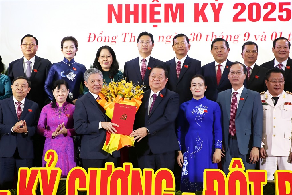 Trưởng Ban Tuyên giáo và Dân vận Trung ương Nguyễn Trọng Nghĩa trao quyết định cho tân Bí thư Tỉnh ủy Đồng Tháp Ngô Chí Cường (bên trái)