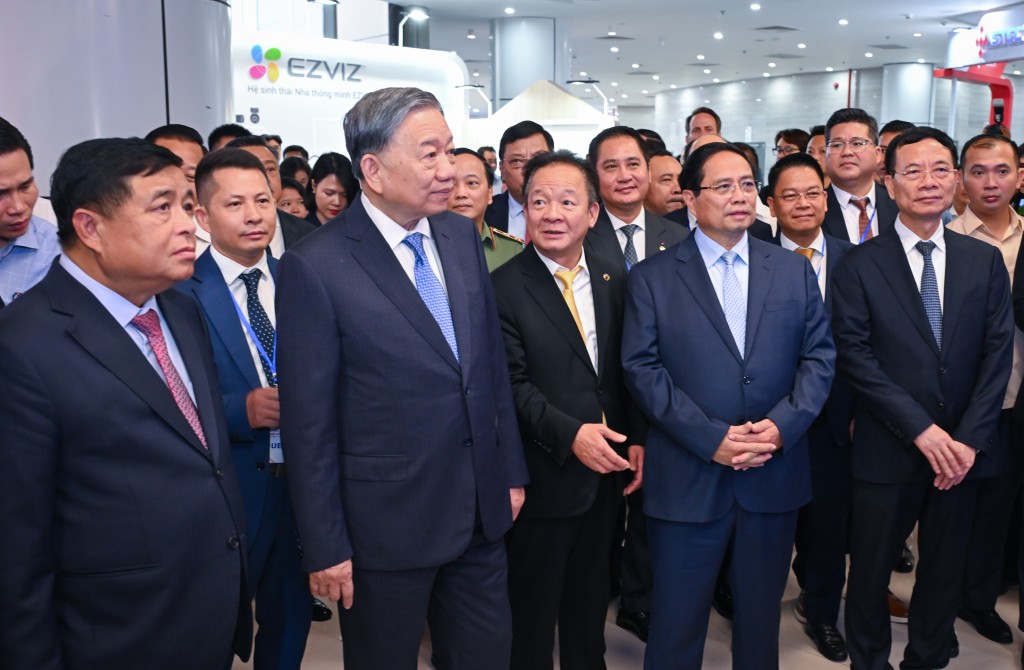 Tổng Bí thư Tô Lâm, Thủ tướng Phạm Minh Chính cùng các lãnh đạo các Bộ, ngành thăm quan gian trưng bày của T&amp;T Group tại sự kiện.