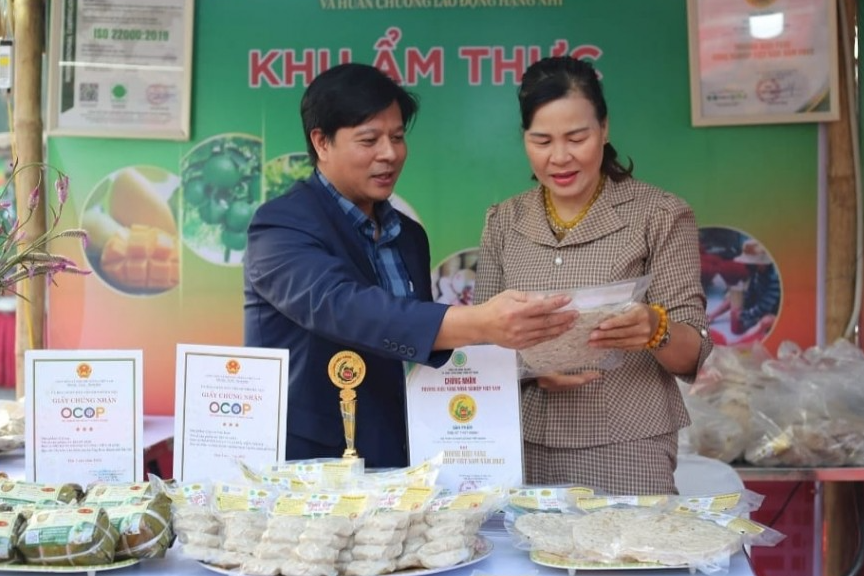 Anh Lương Tiến Mạnh giới thiệu về chả vịt Vân Đình 
