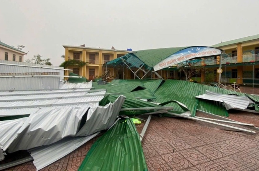 Một trường học ở Nghệ An bị thiệt hại nặng nề sau bão số 10