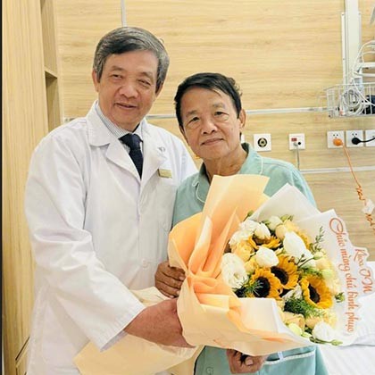 Ảnh 1 PGS.TS. TTUT. BS Hồ Thượng Dũng thay mặt Trung tâm tim mạch, Bệnh viện Vinmec Central Park tặng hoa chúc mừng nhà báo - nhà thơ Huỳnh Dũng Nhân.