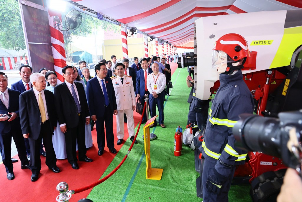 Các đại biểu tham quan khu trưng bài thành tựu của tỉnh Đồng Nai