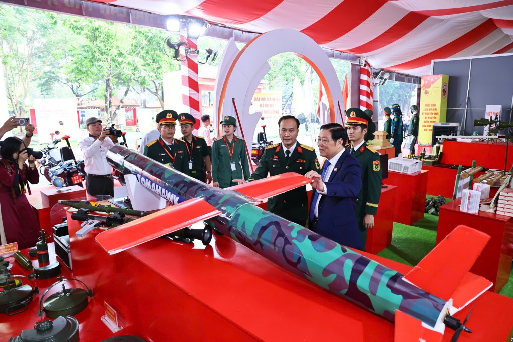 Các đại biểu tham quan khu trưng bài thành tựu của tỉnh Đồng Nai