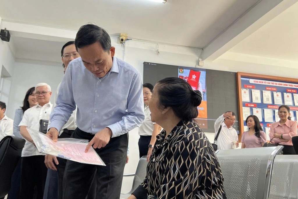 Bí thư Thành ủy TP.HCM Trần Lưu Quang thăm, kiểm tra tại Trung tâm phục vụ hành chính công phường Dĩ An.
