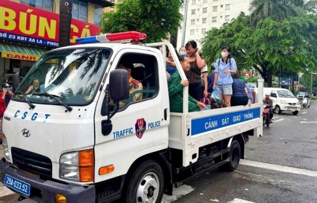 CSGT Hà Nội sử dụng ô tô giúp dân vượt qua điểm ngập úng