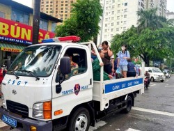 CSGT Hà Nội sử dụng ô tô giúp dân vượt qua điểm ngập úng