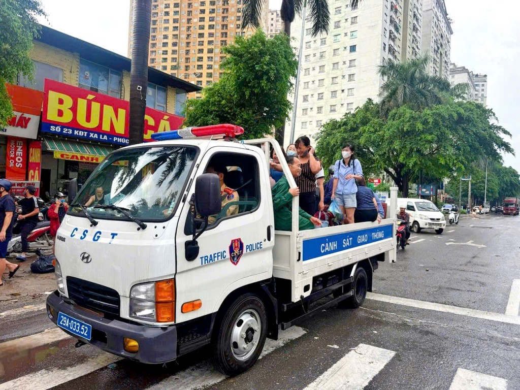 Đội CSGT đường hỗ trợ người dân qua điểm ngập Đội CSGT đường hỗ trợ người dân qua điểm ngập