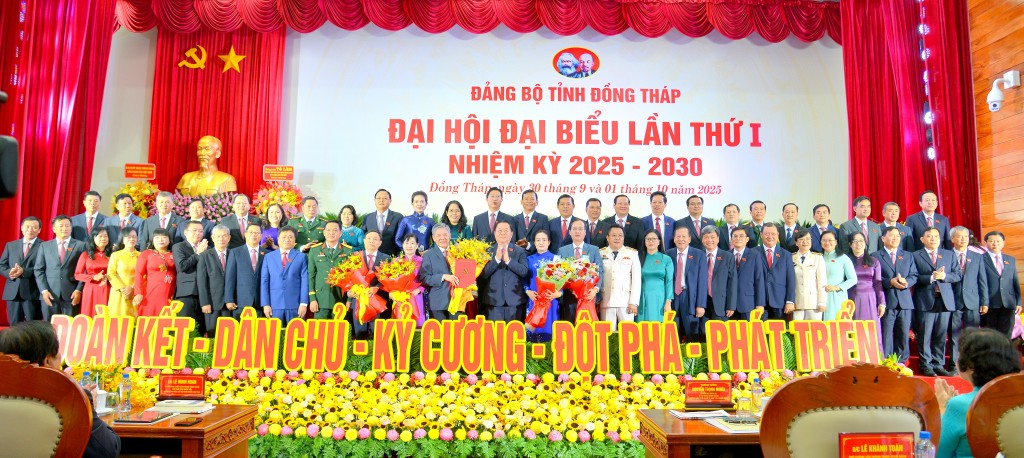 Nguyễn Trọng Nghĩa, Uỷ viên Bộ Chính trị, Bí thư Trung ương Đảng, Trưởng Ban Tuyên giáo và Dân vận Trung ương tặng hoa chúc mừng Ban Chấp hành Đảng bộ tỉnh Đồng Tháp nhiệm kỳ 2025-2030