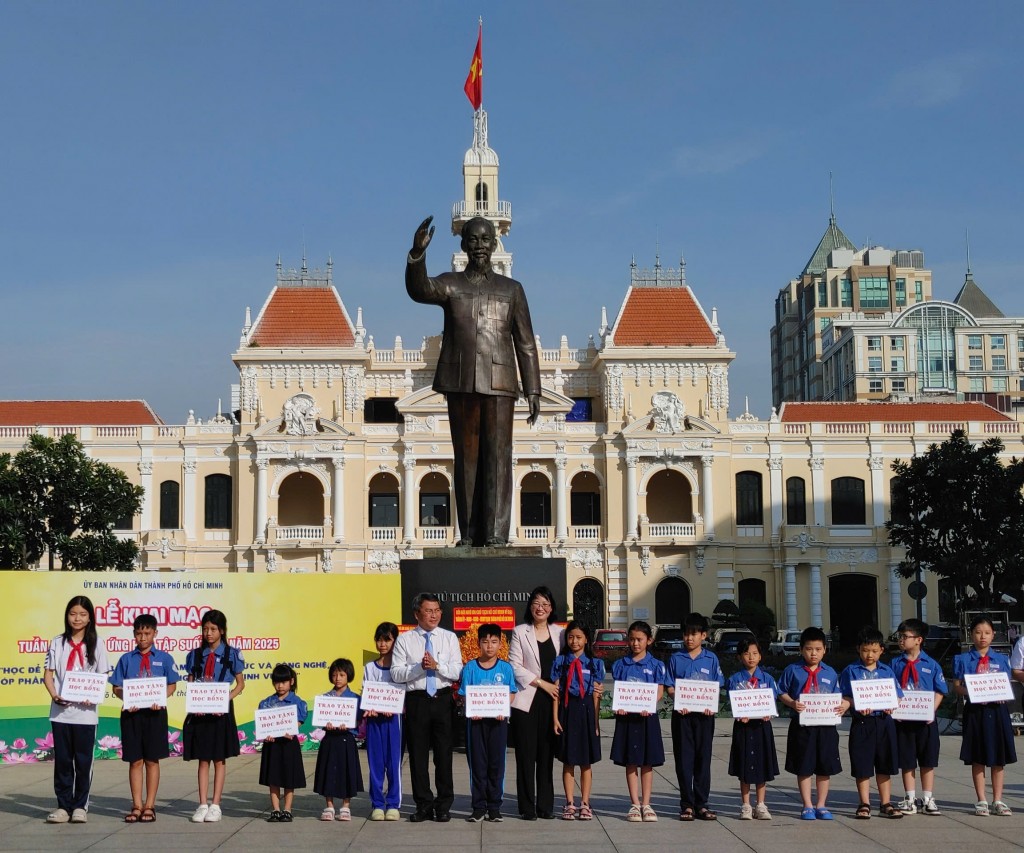Chương trình cũng trao nhie62i hco5 bổng cho các em học sinh vượt khó, học giỏi