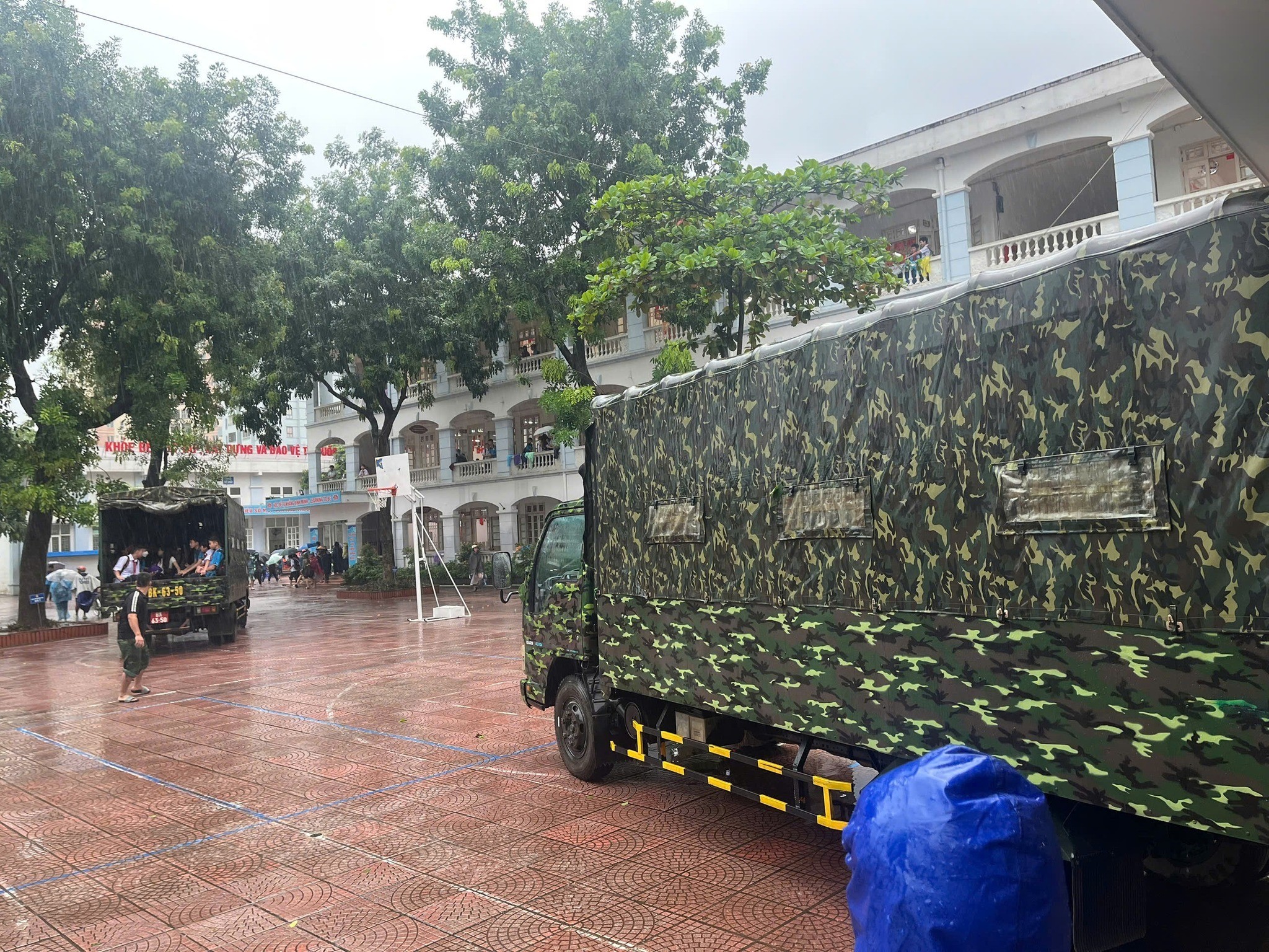 Xe quân đội đến Trường THCS Cổ Nhuế 2 hỗ trợ đưa học sinh ra khỏi trường