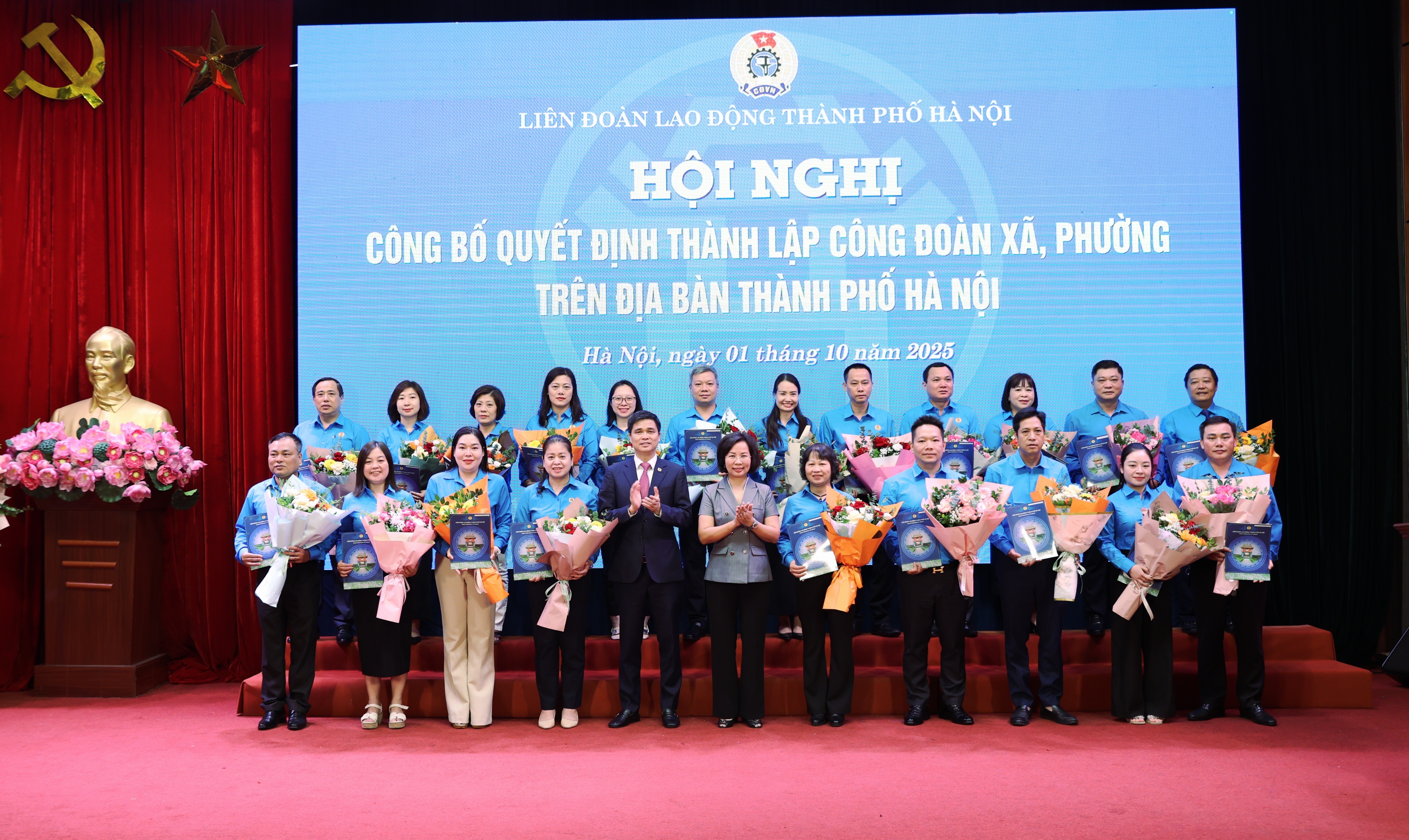 LĐLĐ TP Hà Nội trao Quyết định thành lập 84 Công đoàn xã, phường