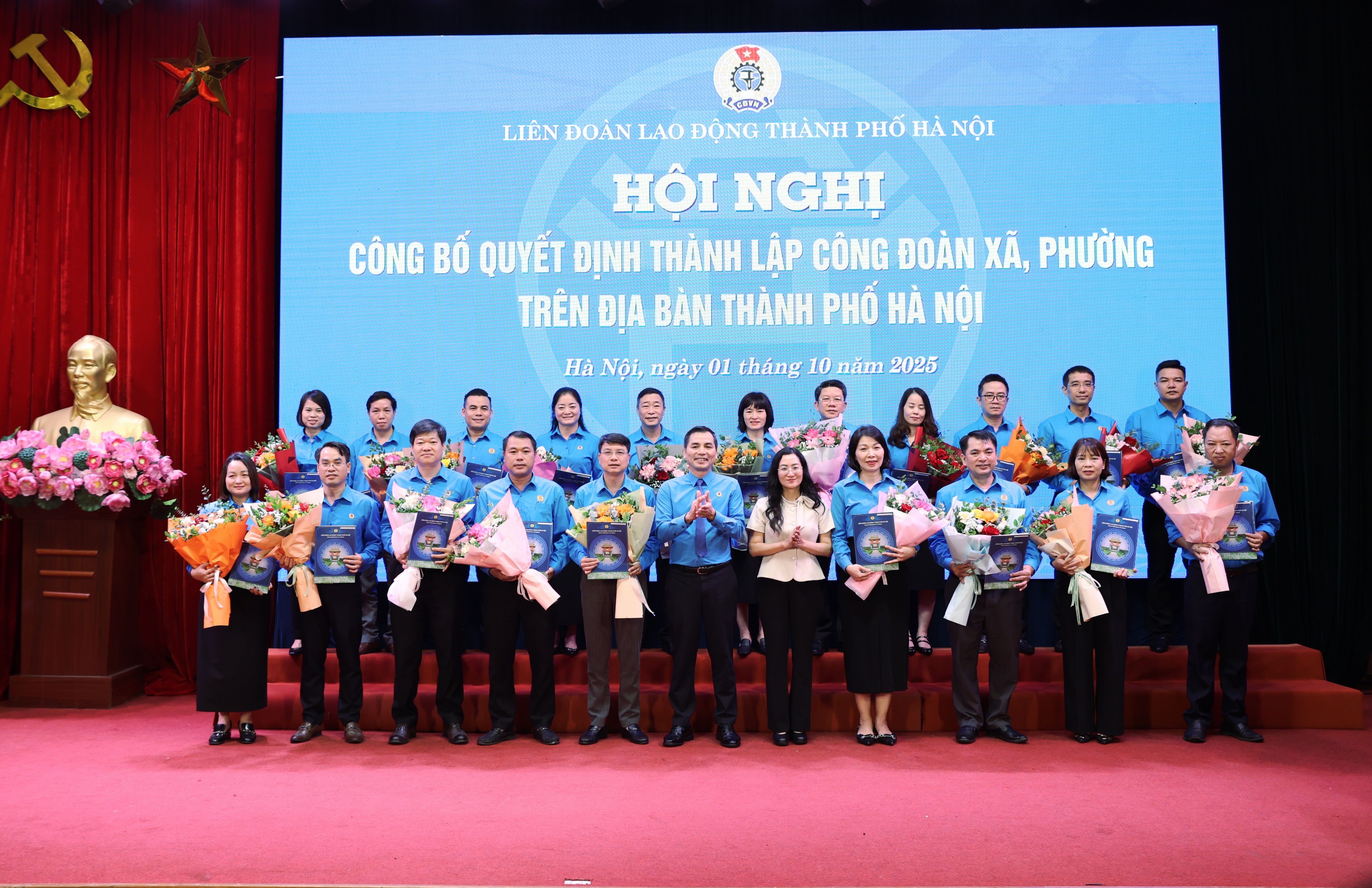 LĐLĐ TP Hà Nội trao Quyết định thành lập 84 Công đoàn xã, phường