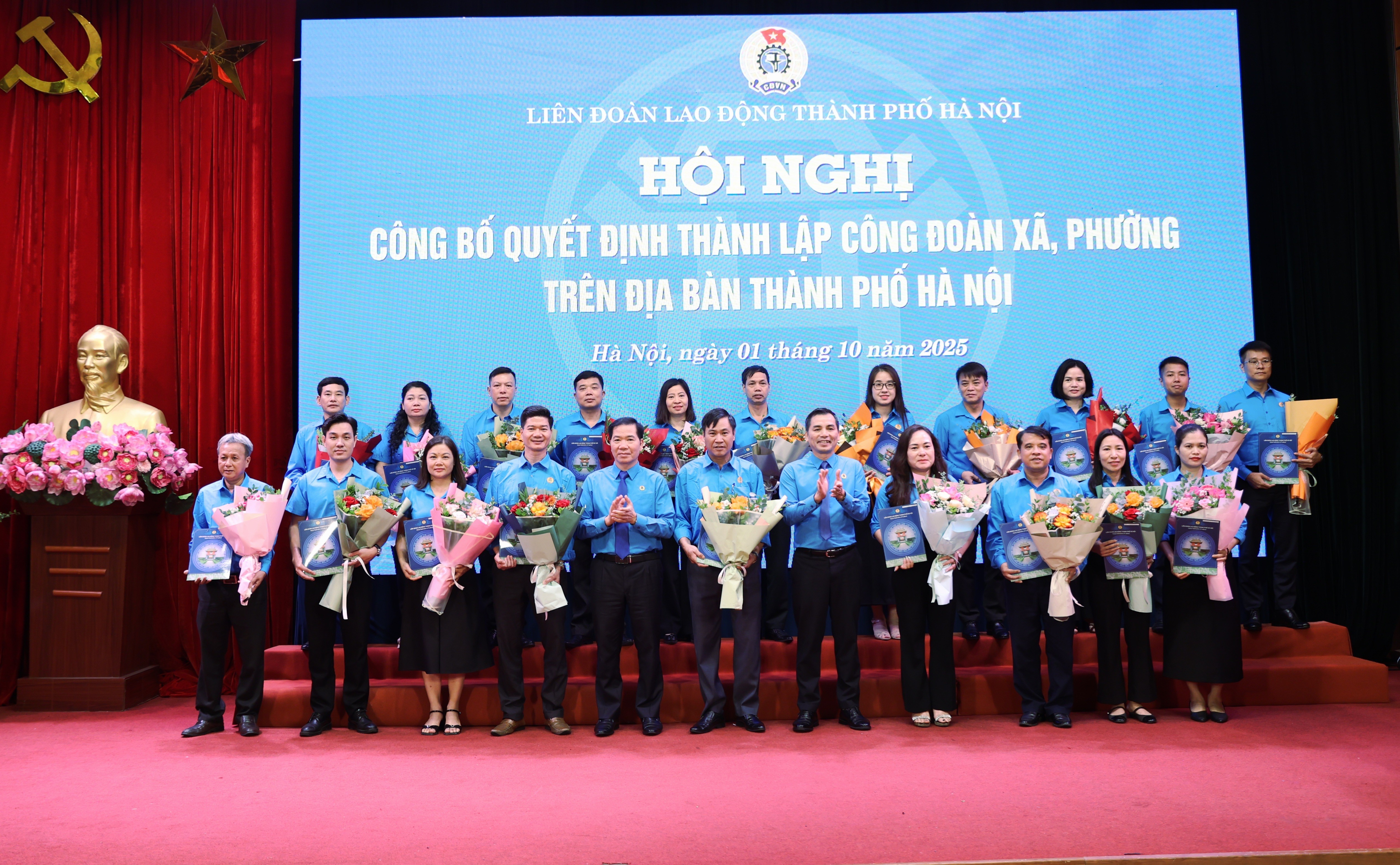 LĐLĐ TP Hà Nội trao Quyết định thành lập 84 Công đoàn xã, phường