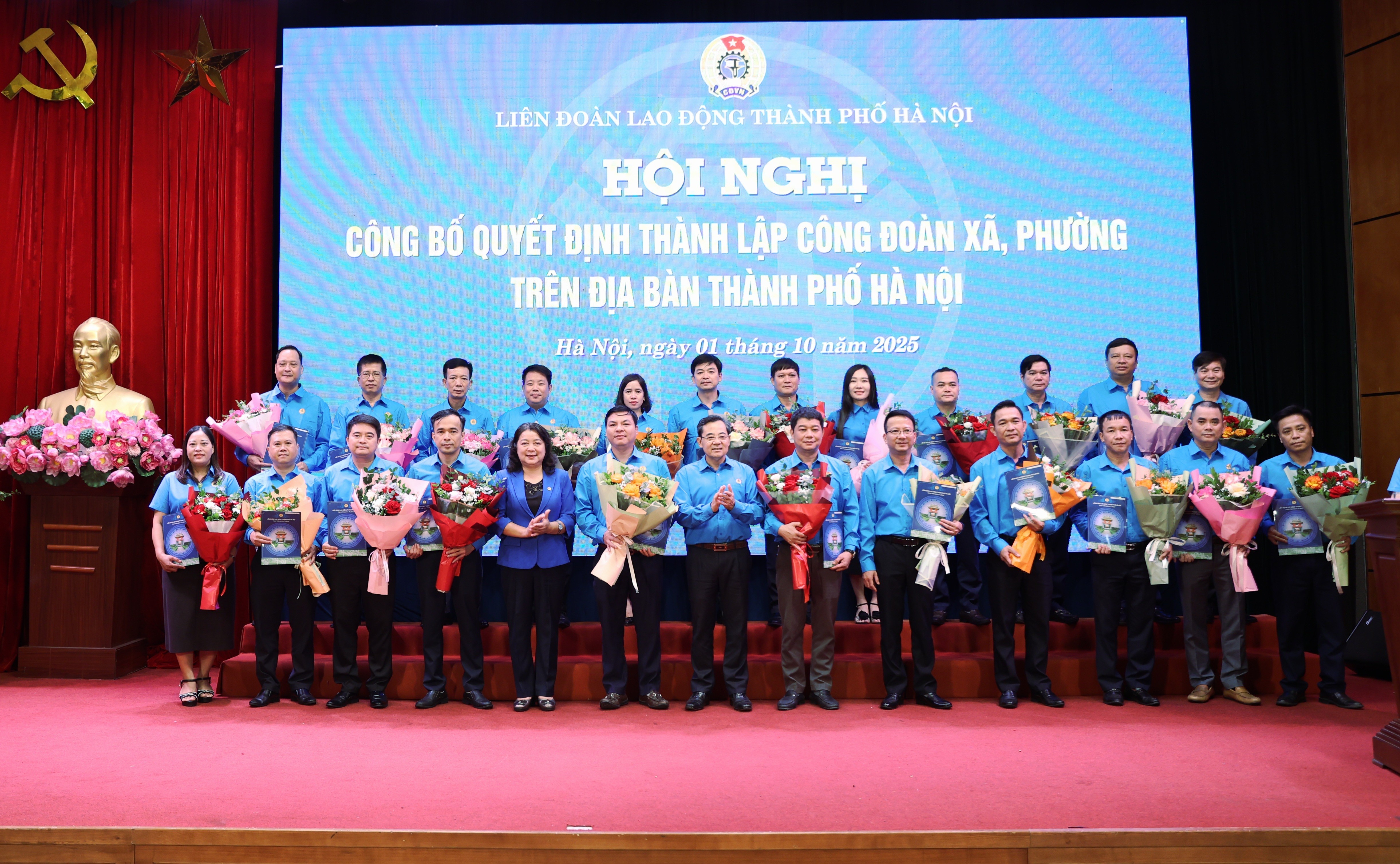Lãnh đạo LĐLĐ thành phố Hà Nội trao Quyết định cho các Công đoàn xã, phường