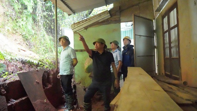 Lực lượng chức năng xã Tây Phương kiểm tra các khu vực có nguy cơ sạt lở cao Lực lượng chức năng xã Tây Phương kiểm tra các khu vực có nguy cơ sạt lở cao