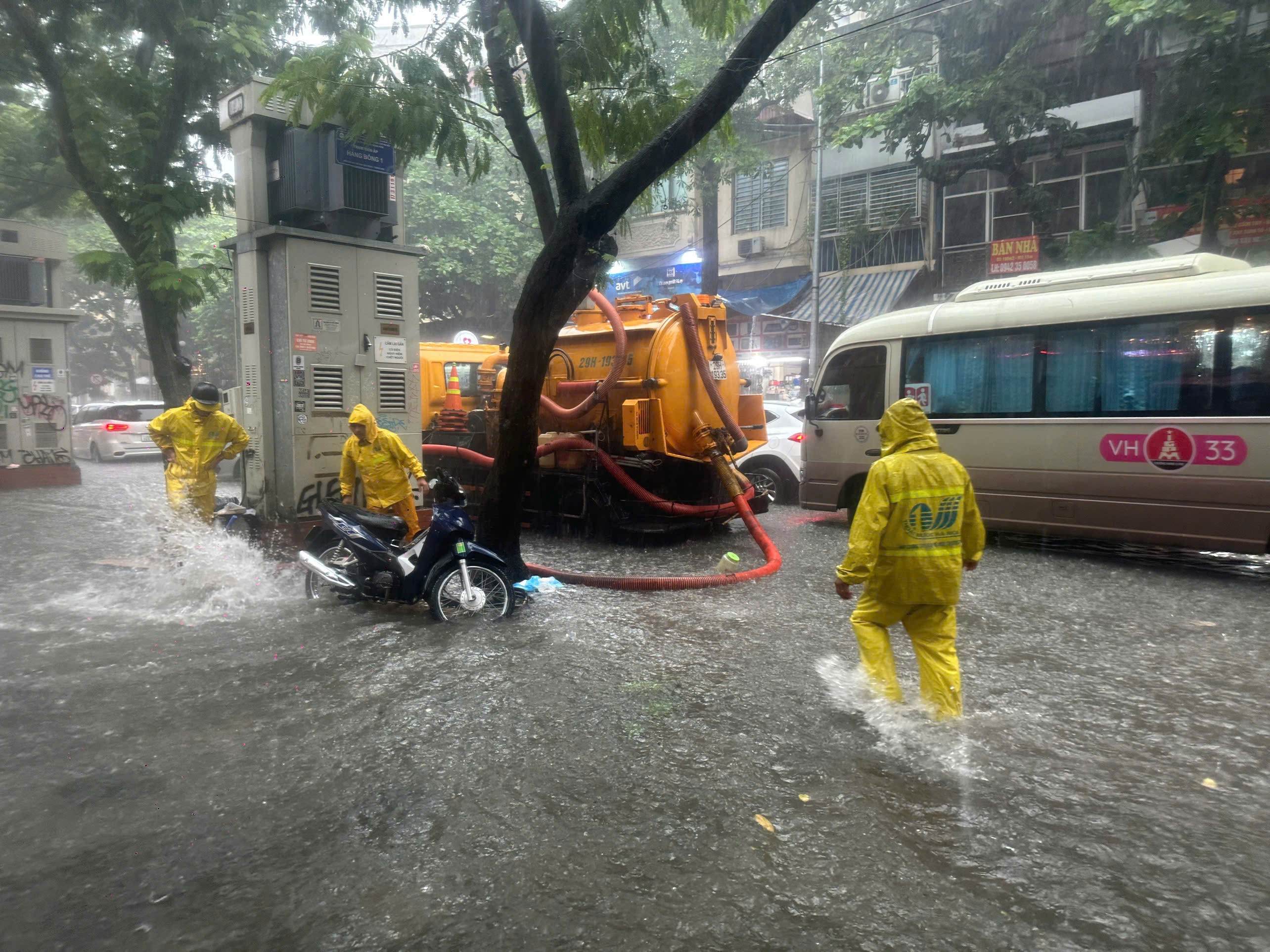 Công nhân Công ty Thoát nước Hà Nội có mặt tại các địa điểm úng ngập