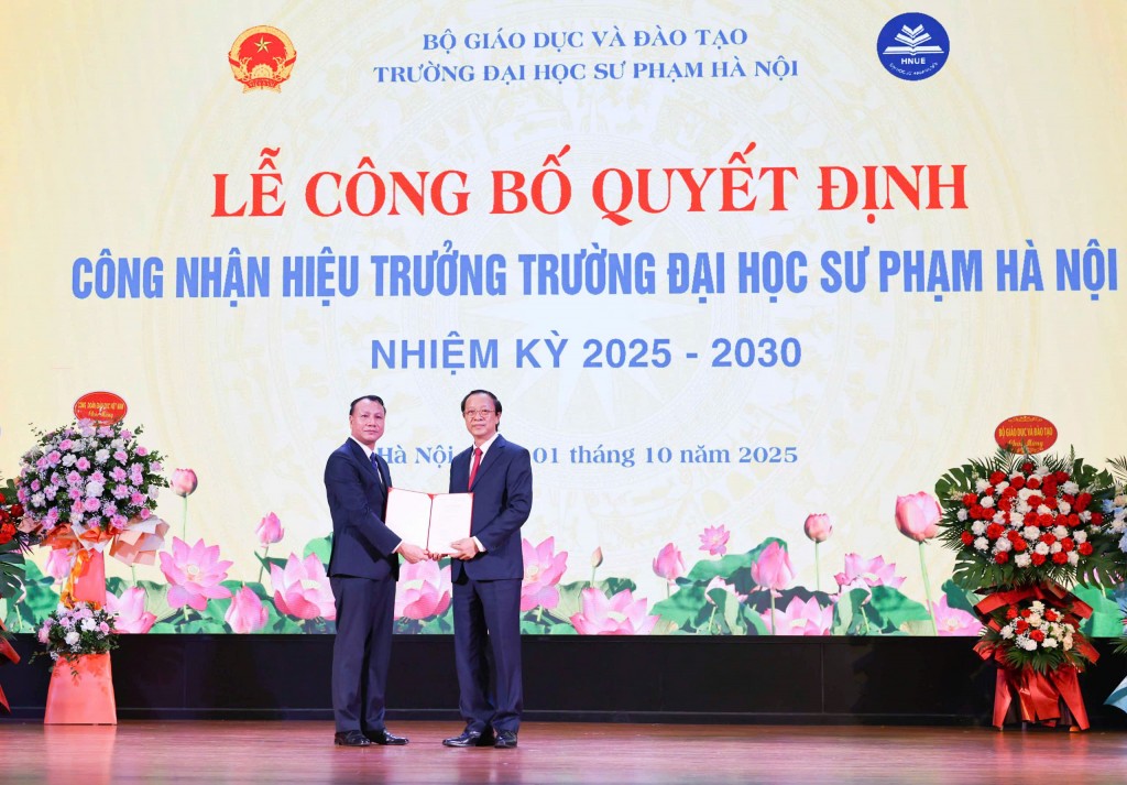Thứ trưởng Thường trực Bộ GD&ĐT Phạm Ngọc Thưởng trao Quyết định cho PGS.TS Nguyễn Đức Sơn. Thứ trưởng Thường trực Bộ GD&ĐT Phạm Ngọc Thưởng trao Quyết định cho PGS.TS Nguyễn Đức Sơn.