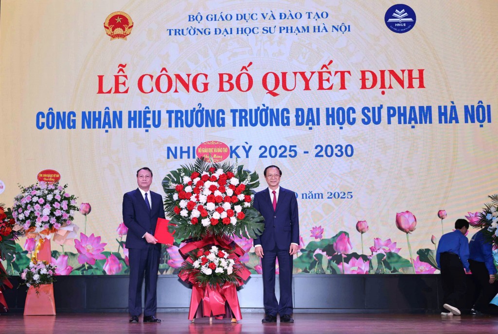 Thứ trưởng Thường trực Bộ GD&ĐT Phạm Ngọc Thưởng tặng hoa chúc mừng PGS.TS Nguyễn Đức Sơn. Thứ trưởng Thường trực Bộ GD&ĐT Phạm Ngọc Thưởng tặng hoa chúc mừng PGS.TS Nguyễn Đức Sơn.