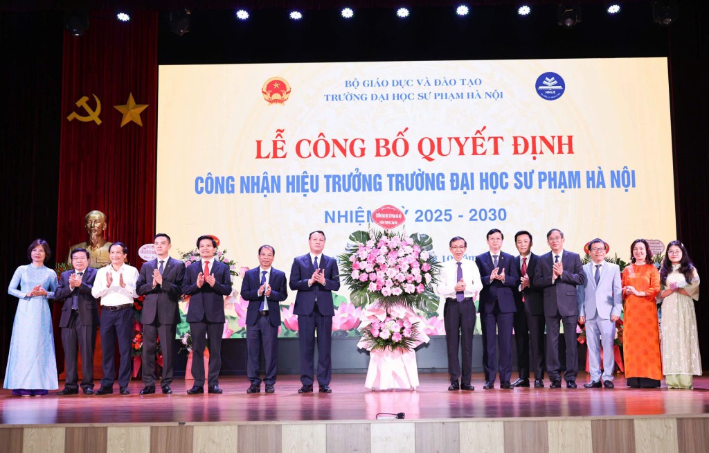 Công bố quyết định công nhận Hiệu trưởng trường Đại học Sư phạm Hà Nội Công bố quyết định công nhận Hiệu trưởng trường Đại học Sư phạm Hà Nội