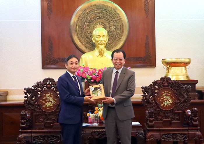 Ông Vương Quốc Nam (bên phải) tặng quà cho ông Okebe Mitsutoshi tại buổi tiếp.