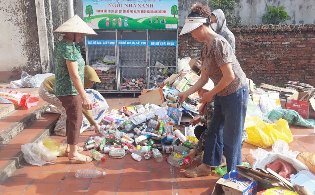 Phụ nữ thúc đẩy phong trào phân loại rác, xây dựng Nông thôn mới
