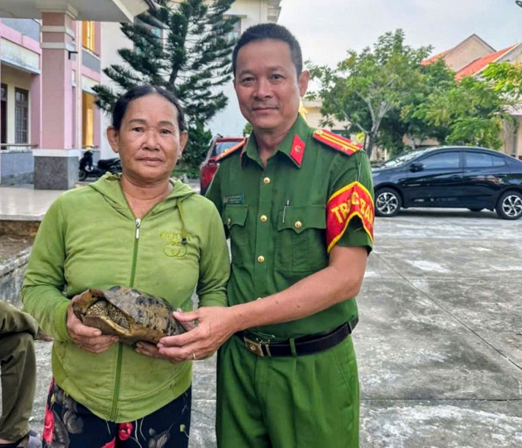   Bà Trần Thị Ngọc phát hiện và chủ động giao nộp cá thể rùa quý hiếm nặng 2,2 kg cho cơ quan chức năng.
