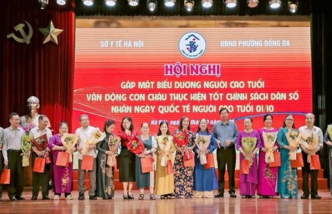 Tặng quà, tri ân 100 gương sáng người cao tuổi tiêu biểu