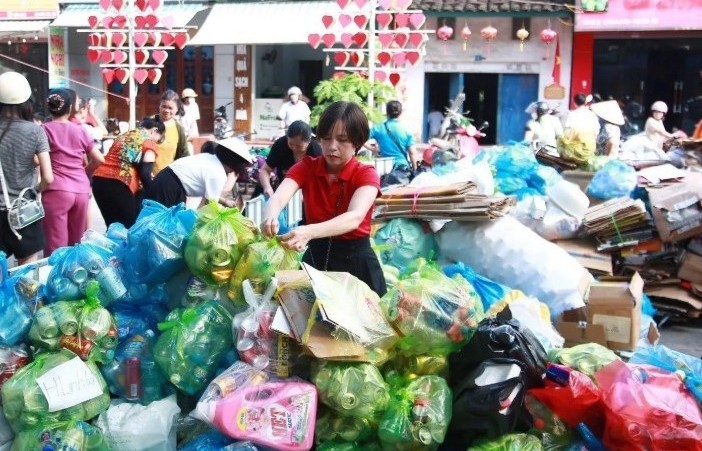 Phụ nữ thúc đẩy phong trào phân loại rác, xây dựng Nông thôn mới