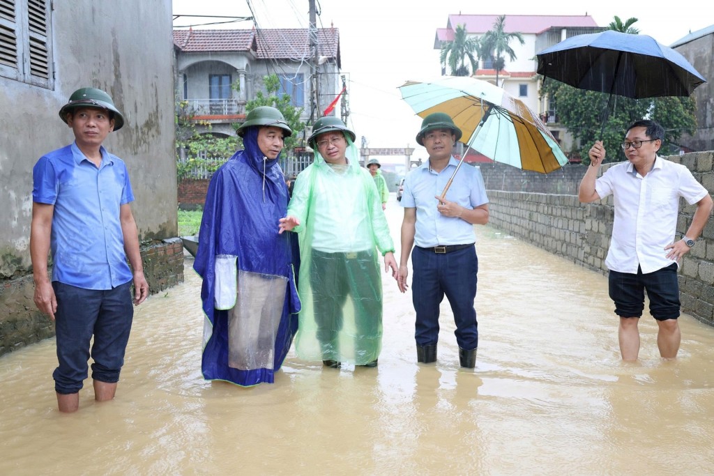 Đoàn công tác của Sở Nông nghiệp và Môi trường, xã Quảng Bị kiểm tra, chỉ đạo phương án bảo đảm an toàn cho người dân vùng ngập lụt