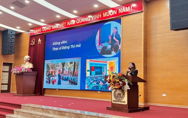 Thạc sĩ Đặng Thị Hải trong buổi truyền thông chăm sóc sức khoẻ NCT tại phường Ô Chợ Dừa