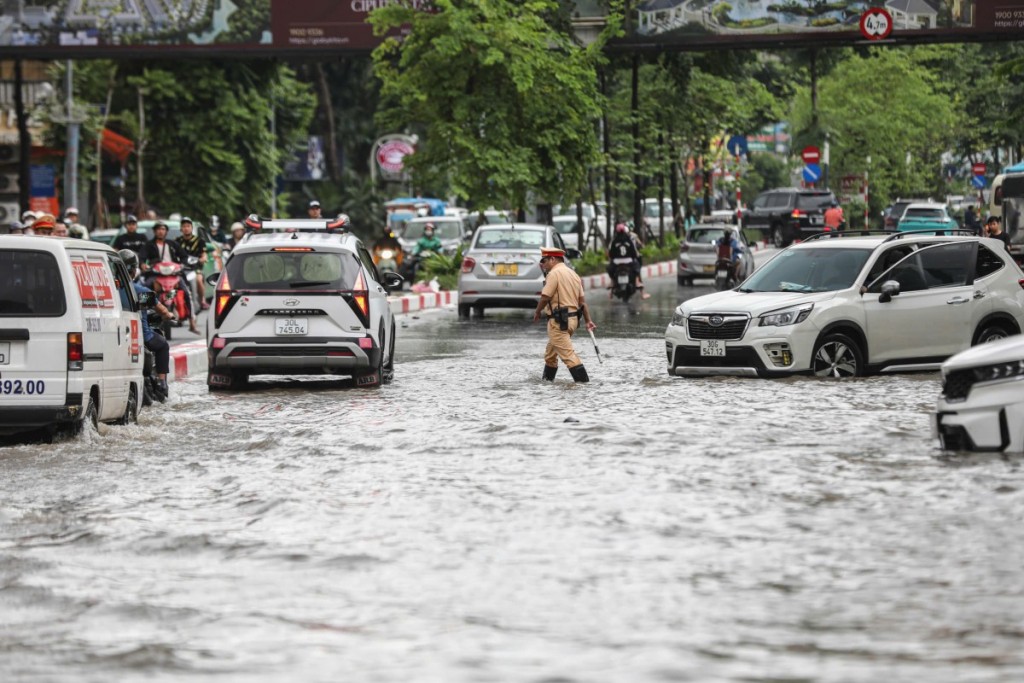 Điểm tựa vững chắc cho Nhân dân Thủ đô vượt qua mưa, bão Điểm tựa vững chắc cho Nhân dân Thủ đô vượt qua mưa, bão
