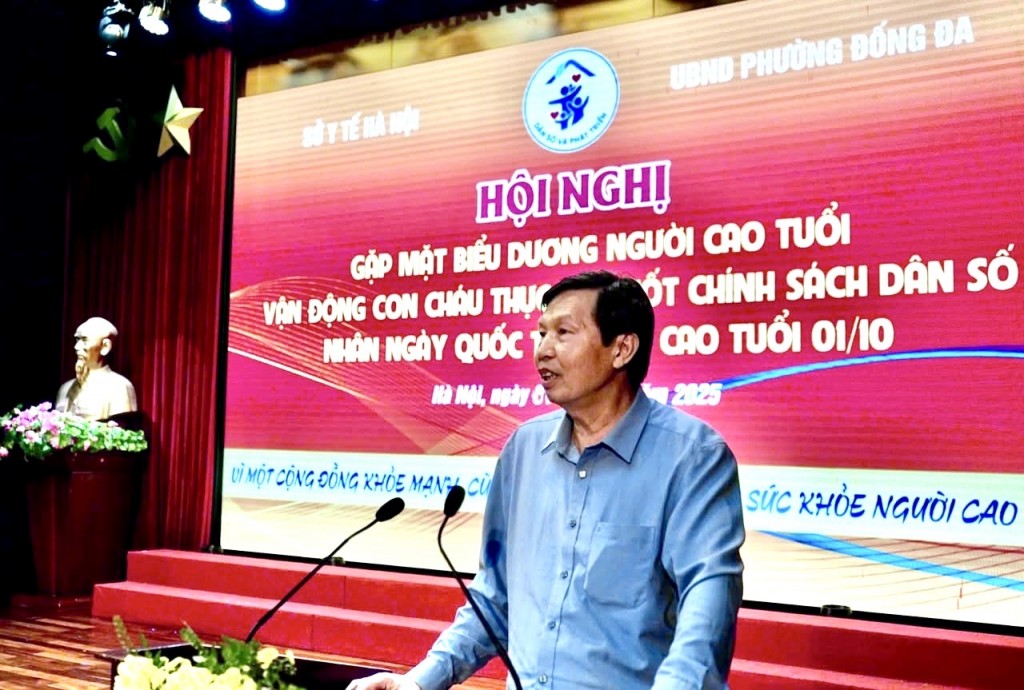 Tặng quà, tri ân 100 gương sáng người cao tuổi tiêu biểu Tặng quà, tri ân 100 gương sáng người cao tuổi tiêu biểu