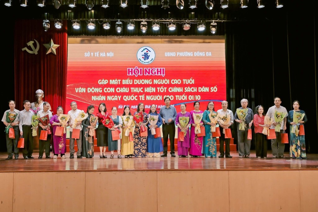 Tặng quà, tri ân 100 gương sáng người cao tuổi tiêu biểu Tặng quà, tri ân 100 gương sáng người cao tuổi tiêu biểu