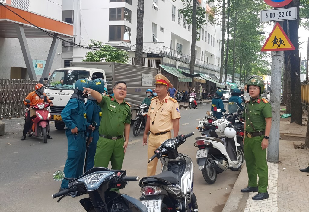trung tá Đinh Tiến Dũng, Phó trưởng Công an phường Chợ Lớn, Trung tá Trịnh Phước Sĩ - phó đội trưởng đội CSGT chợ lớn và thiếu tá Phùng Giang Nam (Tổ trưởng Tổ Cảnh sát trật tự - PC06)