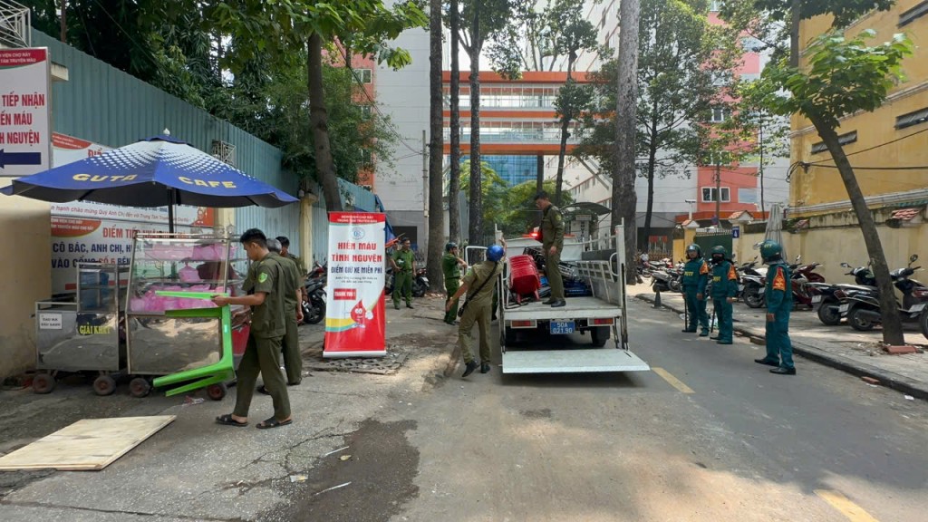 Công tác xử lý vi phạm lấn chiếm vỉa hè, lòng lề đường được phường Chợ Lớn vào cuộc quyết liệt