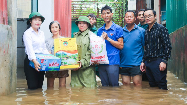 Hoạt động này kịp thời động viên người dân khu vực bị ngập úng vượt qua khó khăn Hoạt động này kịp thời động viên người dân khu vực bị ngập úng vượt qua khó khăn
