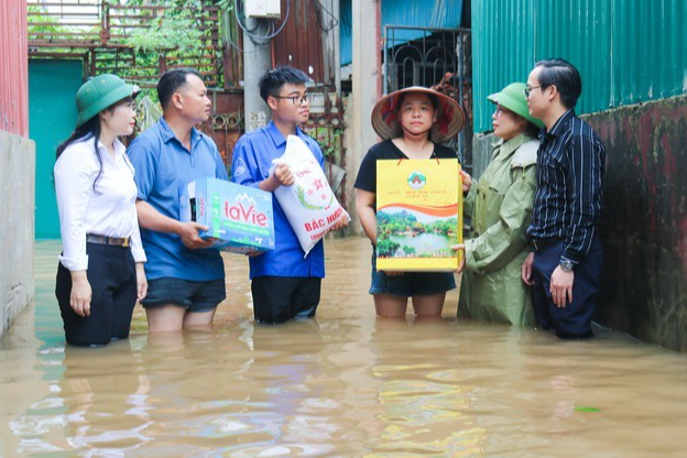 Quốc Oai: Kịp thời hỗ trợ người dân vùng ngập úng do bão Quốc Oai: Kịp thời hỗ trợ người dân vùng ngập úng do bão