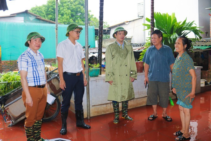 Phó Chủ tịch UBND xã Quốc Oai, cùng các đồng chí trong đoàn kiểm tra trực tiếp tại các hộ gia đình bị ngập tại xóm 1 và 6 thôn Sơn Trung Phó Chủ tịch UBND xã Quốc Oai, cùng các đồng chí trong đoàn kiểm tra trực tiếp tại các hộ gia đình bị ngập tại xóm 1 và 6 thôn Sơn Trung