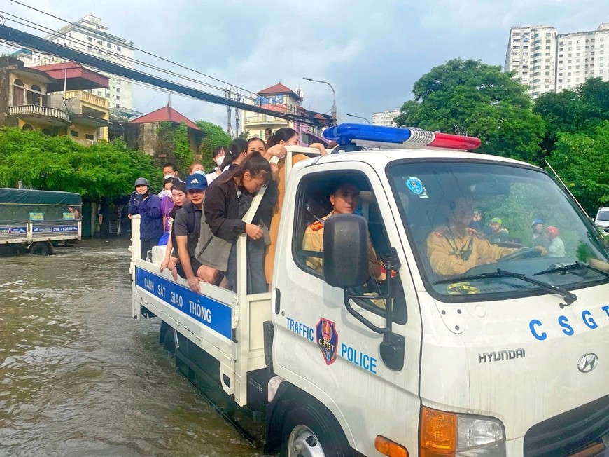 Nhanh chóng ổn định sinh hoạt, khắc phục hậu quả của bão số 10 Nhanh chóng ổn định sinh hoạt, khắc phục hậu quả của bão số 10