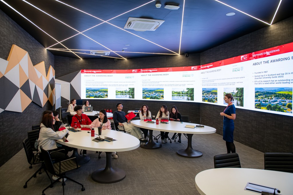 BUV lựa chọn cách tiếp cận khác biệt với AI, không né tránh hay cấm đoán, mà chủ động thiết kế khung đánh giá khoa học để đưa AI vào học thuật một cách chuẩn mực và bền vững. BUV lựa chọn cách tiếp cận khác biệt với AI, không né tránh hay cấm đoán, mà chủ động thiết kế khung đánh giá khoa học để đưa AI vào học thuật một cách chuẩn mực và bền vững.