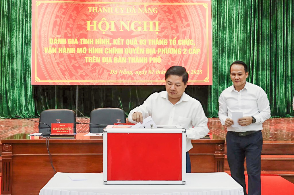 Bí thư Thành ủy Đà Nẵng Lương Nguyễn Minh Triết ủng hộ tại buổi phát động quyên góp giúp đỡ các tỉnh miền Trung chịu ảnh hưởng bão số 10. (Ảnh: danang.gov.vn) Bí thư Thành ủy Đà Nẵng Lương Nguyễn Minh Triết ủng hộ tại buổi phát động quyên góp giúp đỡ các tỉnh miền Trung chịu ảnh hưởng bão số 10. (Ảnh: danang.gov.vn)