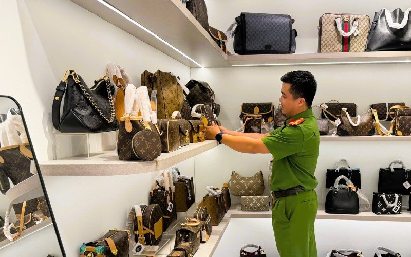 Công an Đà Nẵng kiểm tra, phát hiện nhiều sản phẩm nghi hàng hiệu giả tại chợ Hàn. (Ảnh: Công an Đà Nẵng) Công an Đà Nẵng kiểm tra, phát hiện nhiều sản phẩm nghi hàng hiệu giả tại chợ Hàn. (Ảnh: Công an Đà Nẵng)