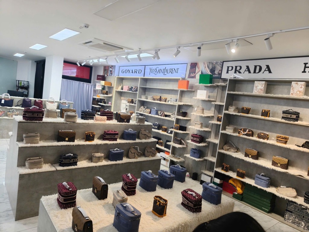 Các cửa hàng quanh chợ Hàn bị phát hiện bày bán công khai các mặt hàng nghi giả các thương hiệu đã được đăng ký bảo hộ. (Ảnh: Công an Đà Nẵng Các cửa hàng quanh chợ Hàn bị phát hiện bày bán công khai các mặt hàng nghi giả các thương hiệu đã được đăng ký bảo hộ. (Ảnh: Công an Đà Nẵng