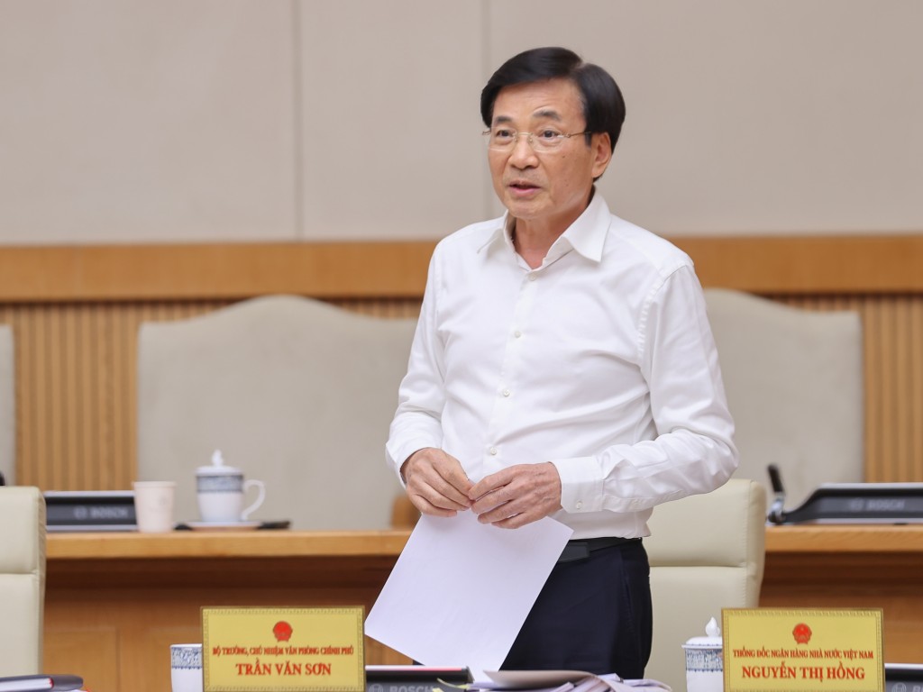 Bộ trưởng, Chủ nhiệm VPCP Trần Văn Sơn báo cáo tại Phiên họp - Ảnh: VGP/Nhật Bắc