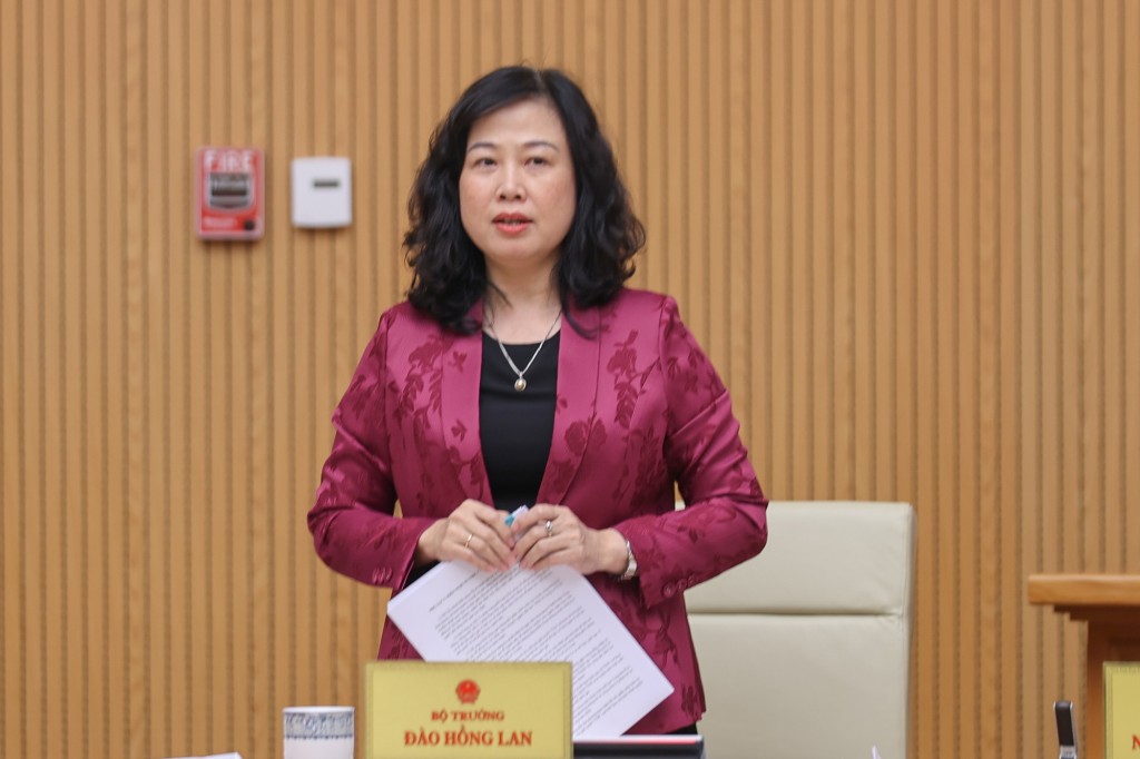 Bộ trưởng Bộ Y tế Đào Hồng Lan báo cáo tại phiên họp - Ảnh: VGP/Nhật Bắc