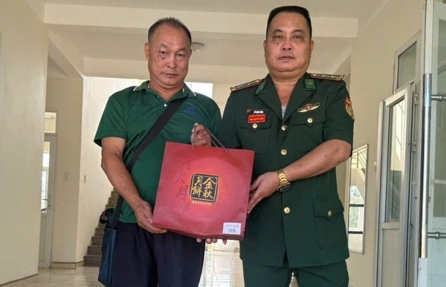 Biên phòng Hoành Mô tìm được tài sản, trả cho du khách nước ngoài